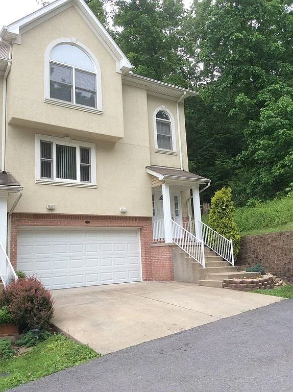 3 bed, 2.5 bath, 2129 sqft, $1,800 — Photo 1