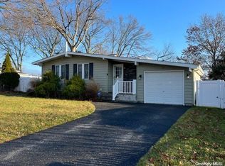 15 Dennis Dr, Ronkonkoma, NY 11779