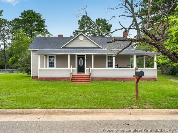423 E Edinborough Ave, Raeford, NC 28376
