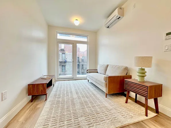 264 Sullivan Place image 3 of 7