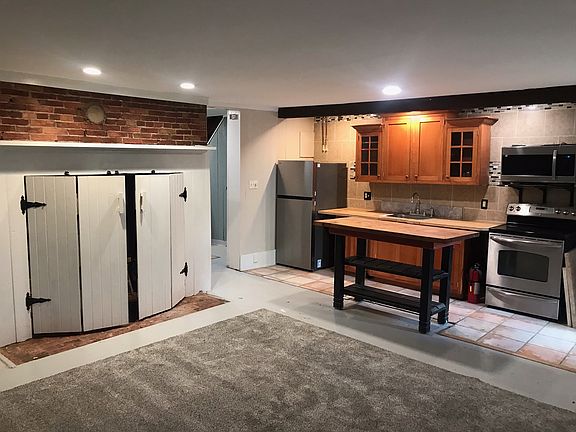 Garden apt. Great for single or couple.
New appliances, off street parking. Several nice restraints within walking distance. River walking trail 2 blocks away.Great starter or retired person!
3 steps up.