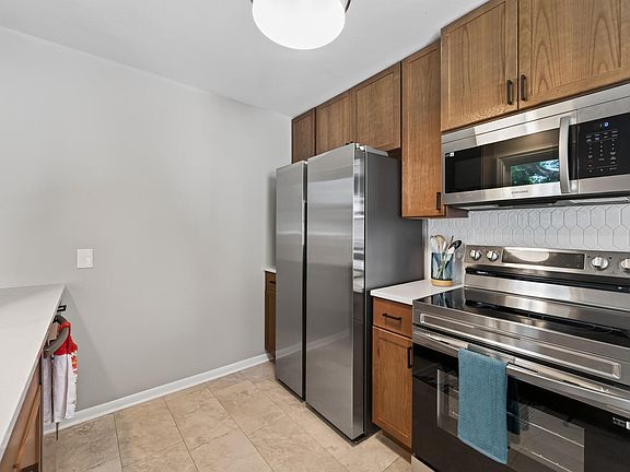 5th image of 2075 Hawthorne Ave E