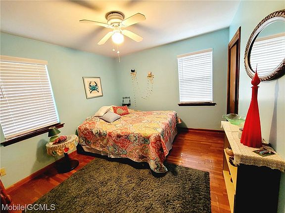 5th image of 701 Hitchcock Pl