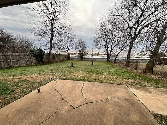 3 bed, 1.5 bath, 942 sqft, $1,200 — Photo 2