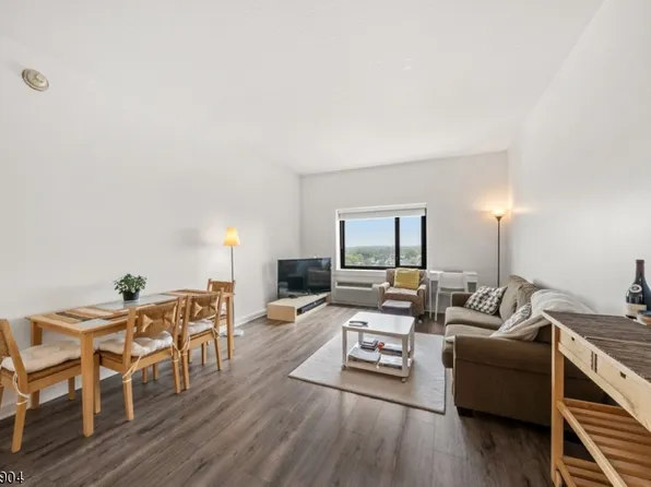 1 Carriage City Plz #1209, Rahway City, NJ 07065