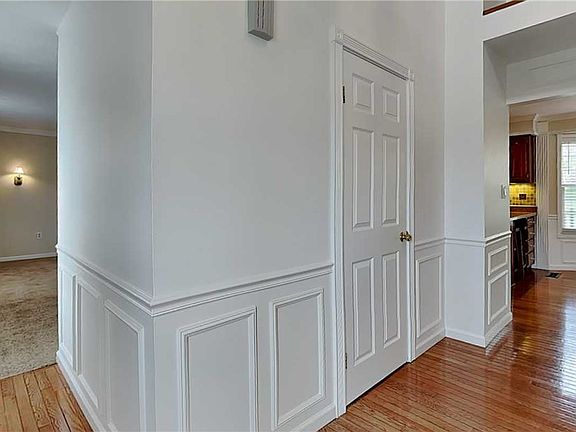4th image of 3015 Shawnee Ct