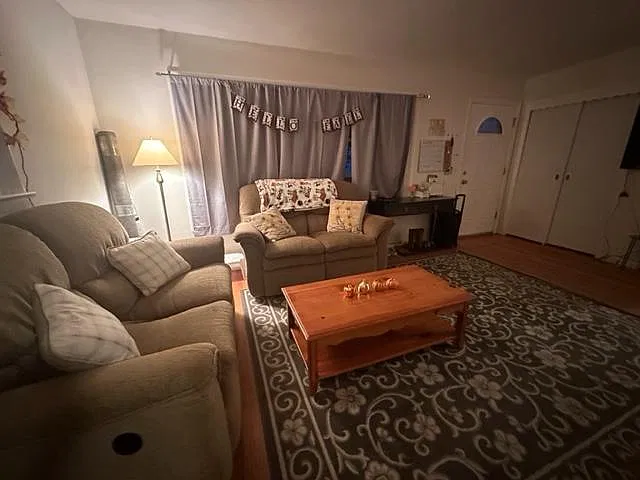 3 bed, 1.5 bath, 1300 sqft, $2,200 — Photo 3