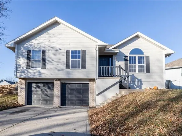 907 Paradise Ln, Smithville, MO 64089