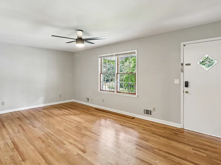 3319 Charlotte Cir SE — Photo 7