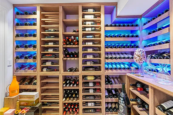 Sold by PRENDAMANO REAL ESTATE | media 56