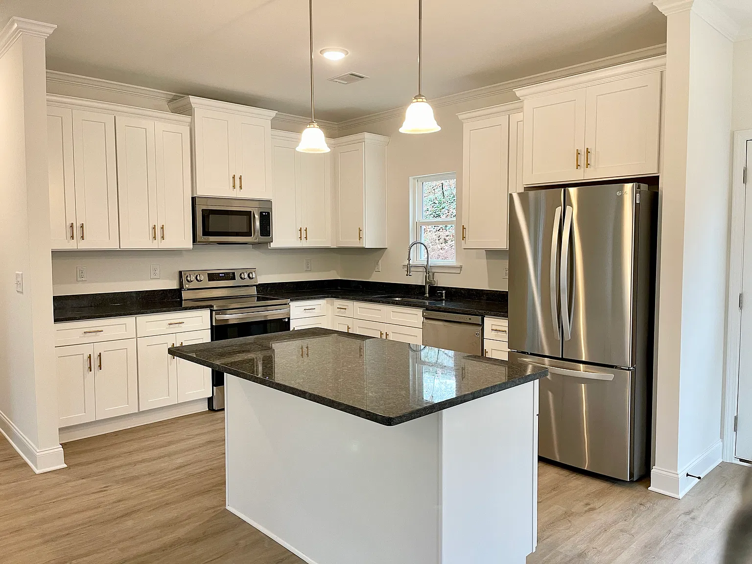 3 bed, 1350 sqft, $2,295 — Photo 3