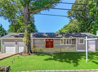 27 Roxbury St, Huntington Station, NY 11746