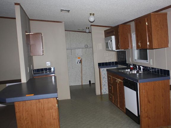 5th image of 128 Douglas Ave