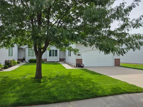 910 Ronan Dr, Hastings, NE 68901
