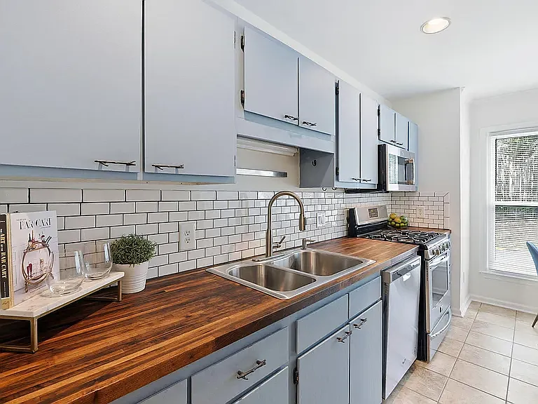 101 Thomas Ln #B1 — Photo 9