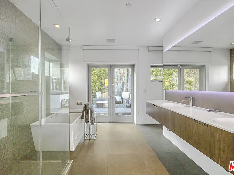 1929 N Curson Pl — Photo 34