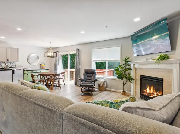 477 Pleasant Ln, Chaska, MN 55318