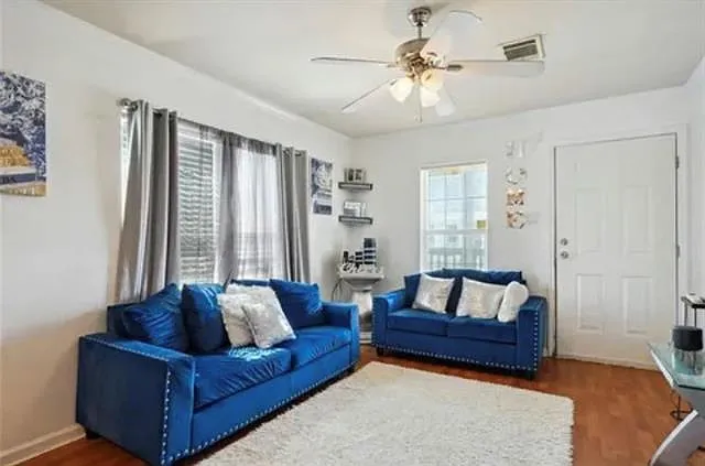 3 bed, 2.0 bath, 904 sqft, $1,650 — Photo 2
