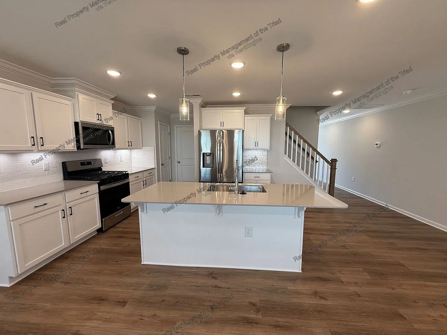 3 bed, 2.5 bath, 1618 sqft, $1,995 — Photo 3