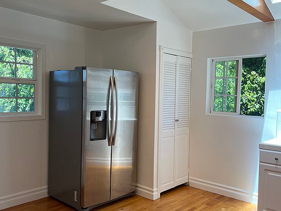 Refrigerator w/ Door Water & Ice Maker