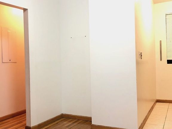 2nd image of 164 Orchard St Frnt 2
