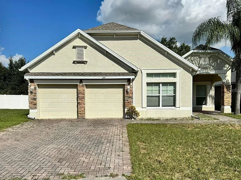221 Towerview Dr E — Photo 1