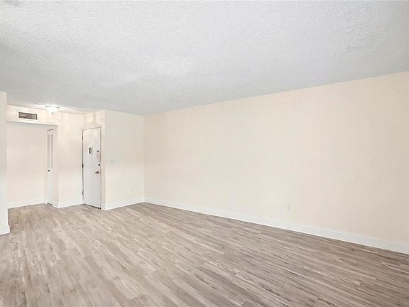 5th image of 22333 Edgewater Dr APT C2