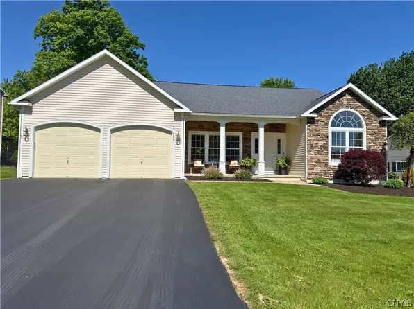 3295 Oak Brook Rd, Baldwinsville, NY 13027