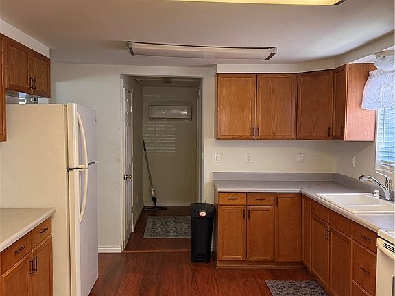 5th image of 370 Main St