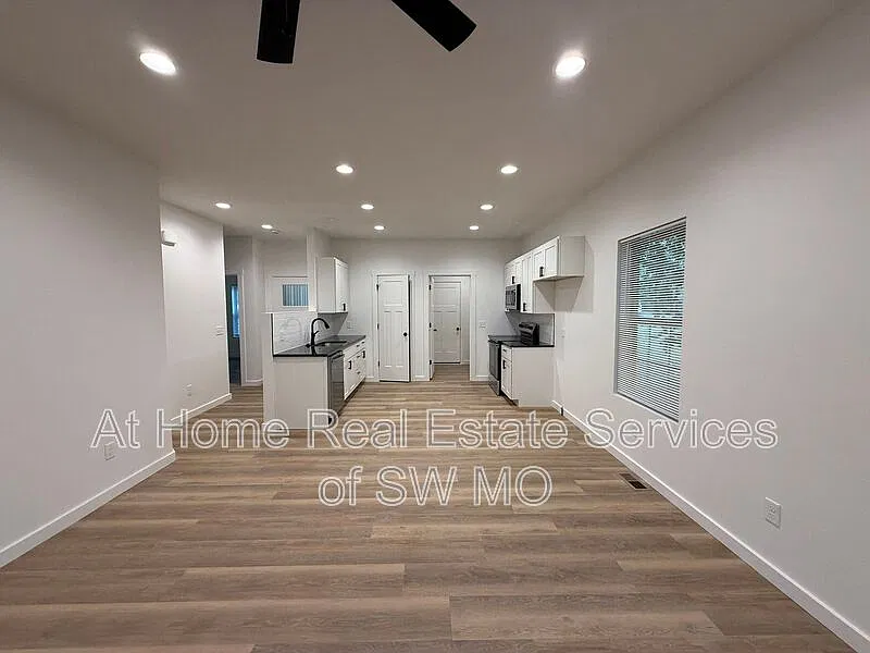 3 bed, 2.0 bath, 1595 sqft, $1,605 — Photo 3