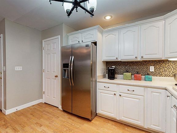 5th image of 240 Brookfield Ln
