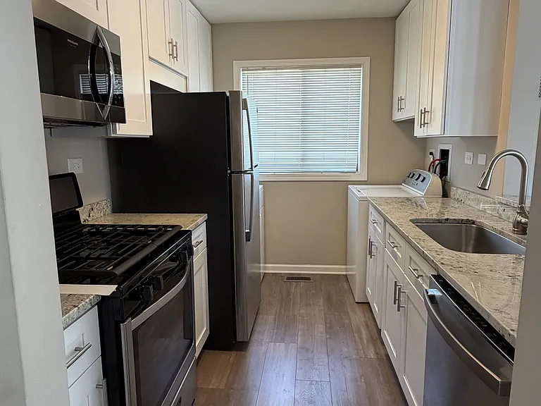 29W603 Winchester Cir N #4 — Photo 3