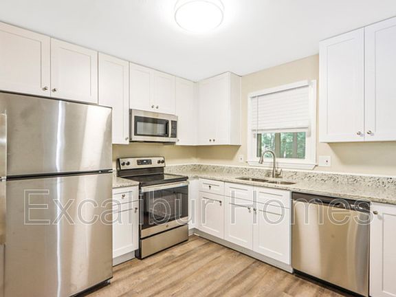 4th image of 909 Carlton Dr SE