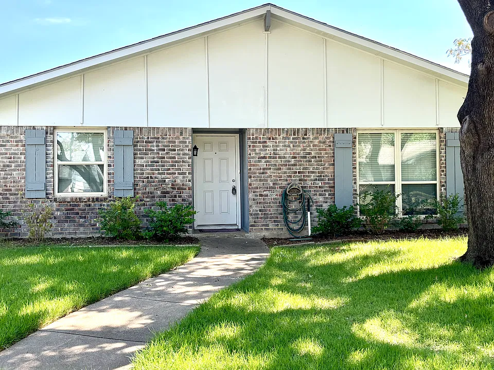 2940 Rolling Hills Dr