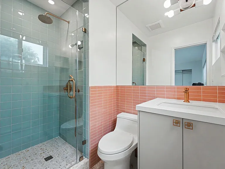827 15th St - steps to Montana Ave in Santa Monica! — Photo 21