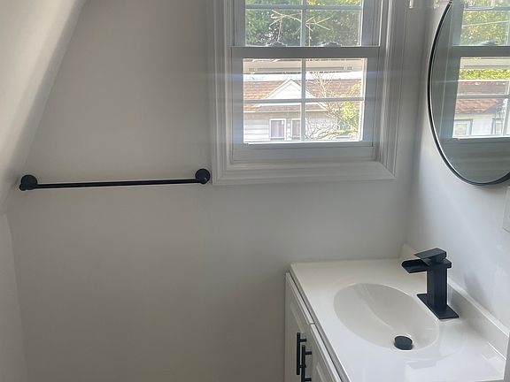 2nd image of 109 Berkshire Pl Floor 3