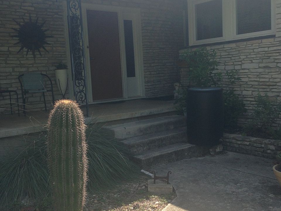 2nd image of 808 W Bluebonnet Dr