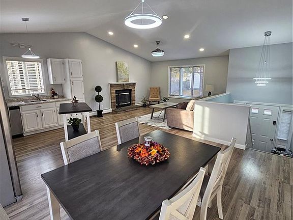 5th image of 14 Windsor Park Dr