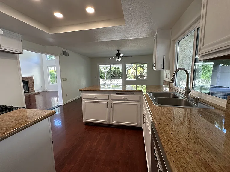 596 Aspen Ridge Ct — Photo 4