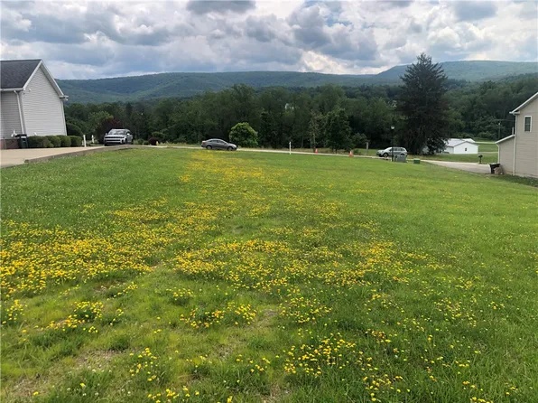 10 Wellington Dr, Uniontown, PA 15401