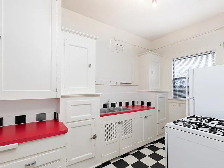 Highland Court Apartments — Photo 12