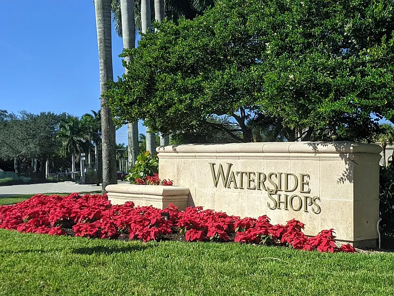 Approximately only 4 miles to Waterside Shops