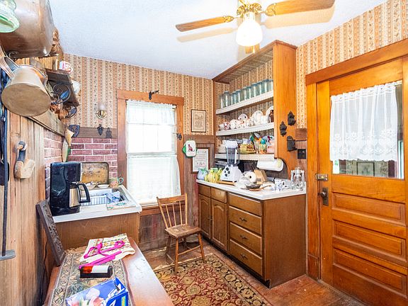 2nd image of 580 Parkway Ave
