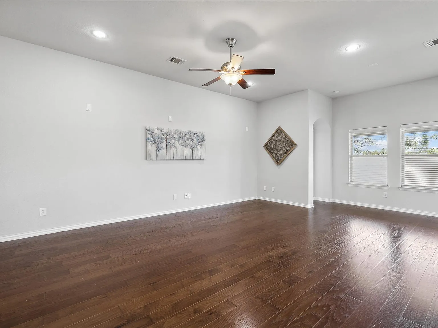 4 bed, 2115 sqft, $3,200 — Photo 3