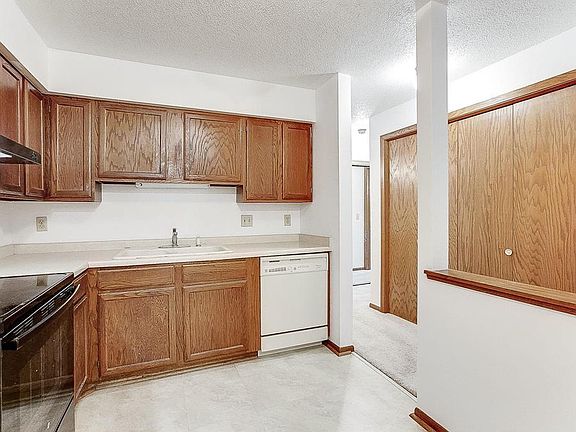 3rd image of 1000 41st Ave NE APT 204