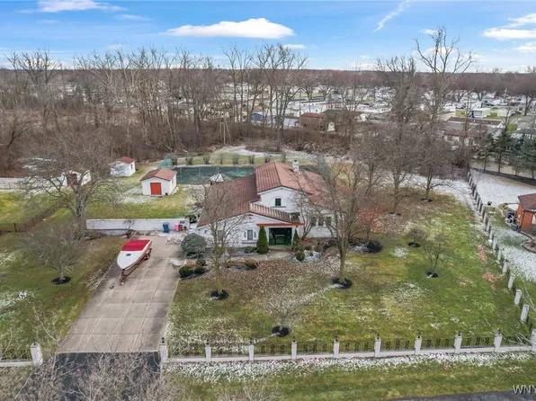 2075 Robert Dr, Niagara Falls, NY 14304