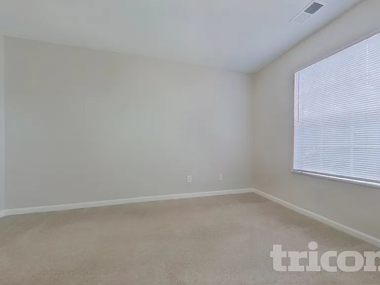 945 Schofield Ln — Photo 6