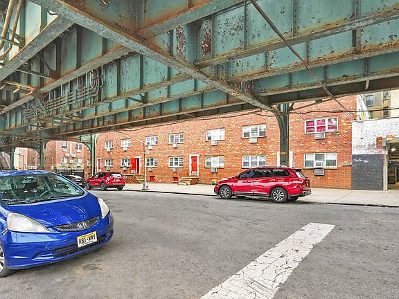 4th image of 1995 Birchall Ave