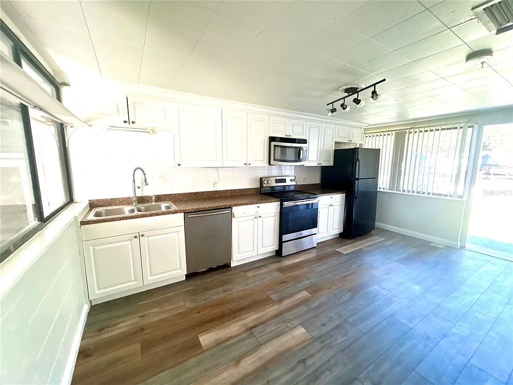 3 bed, 1.0 bath, 994 sqft, $1,750 — Photo 2