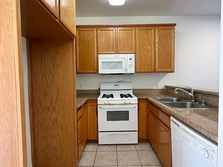5716 Whitsett Ave — Photo 11